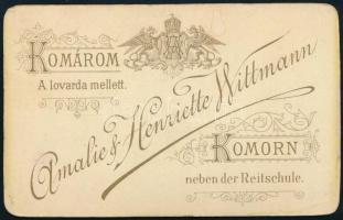 cca 1900 Elegáns fiatal hölgy portréja, vizitkártya Amalie &amp; Henriette Wittmann komáromi (Ko...