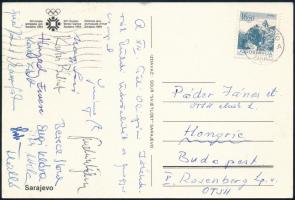 1984 Szarajevó, a XIV. téli olimpiai játékokról hazaküldött képeslap a magyar csapat tagjainak aláírásaival, köztük Hunyady Emese (1966- ) olimpiai, világ- és Európa-bajnok gyorskorcsolyázó (először magyar, majd osztrák színekben versenyzett), Spisák János (1961- ) biatlonista, Engi Klára (1967- ) jégtáncos és mások (összesen 13 db aláírás)