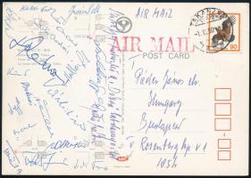 1980 Az Újpesti Dózsa labdarúgócsapata által Japánból hazaküldött képeslap a csapat tagjainak aláírásaival, köztük Törőcsik András, Kolár Endre, Jurácsik Mátyás, Sarlós András és mások (összesen 19 db aláírás)