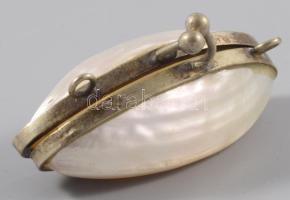 Faragott gyöngyház emléktartós medál, h: 4,5 cm