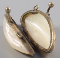 Faragott gyöngyház emléktartós medál, h: 4,5 cm