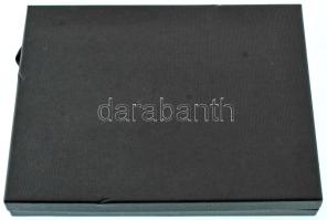 Érmetartó kazetta egy kivehető tálcával, összesen 24db, 50x50mm-es férőhellyel. Használt, de jó állapotban.