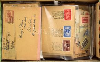 Több száz magyar küldemény, benne alkalmi küldemények, díjjegyesek, kivágások cipős dobozban