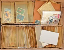 Vegyes külföldi, európai országok tasakos rendező, több száz bélyeggel, dobozban