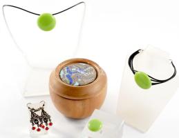 Bizsu ékszer szett, zománcozott tetejű fa dobozban d 9 cm