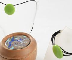 Bizsu ékszer szett, zománcozott tetejű fa dobozban d 9 cm