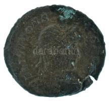 Római Birodalom 332-333 / II. Constantius / Constantina (Arles) / Follis bronz (1,69g) T:VF repedés Roman Empire 332-333 / Constantius II / Constantina (Arles) / Follis bronze "FL IVL CONSTANTIVS NOB C / GLOR-IA EXERC-ITVS SCONST" two soldiers, helmeted, standing with spears and shields, facing two standards between them with narrow shafts and banners, upright palm branch above (1,69g) C:VF crack RIC VII 367