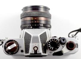 Chinon CM-3 SLR fényképezőgép, auto Chinon 55mm f/1.7 objektívvel, sérült bőr tokban