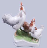 Zsolnay őrködő kakas és a tyúkok, kézzel festett, jelzett (Sinkó András), tarajon kis sérüléssel, m: 18,5 cm