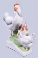 Zsolnay őrködő kakas és a tyúkok, kézzel festett, jelzett (Sinkó András), tarajon kis sérüléssel, m:...