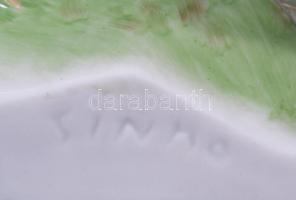 Zsolnay őrködő kakas és a tyúkok, kézzel festett, jelzett (Sinkó András), tarajon kis sérüléssel, m:...