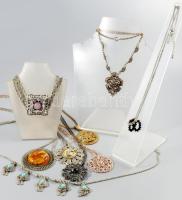 Zacskónyi vegyes bizsu, zömmel nyakláncok medállal