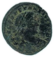 Római Birodalom / Heraclea / II. Constantinus Follis bronz (2,08g) T:XF,VF Roman Empire / Heraclea / Constantine II Follis bronze "[FL IVL] CONSTANTI[VS NOB C] / [GLOR-I]A EXERC-ITVS SMHA" two soldiers with two standards between them, o on banners. (2,08g) C:XF,VF RIC VII. 133 var.