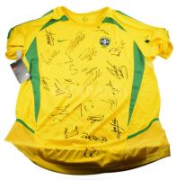 A Brazil labdarúgó-válogatott játékosai által aláírt mez, (legalább) 18 db különböző aláírással, köztük Pelé, Ronaldo, Kaká, Ronaldinho, Roberto Carlos, Rivaldo és mások aláírásaival // Brazil national football team jersey signed by Brazilian players, with (at least) 18 different signatures, including Pelé, Ronaldo, Kaká, Ronaldinho, Roberto Carlos, Rivaldo and others
