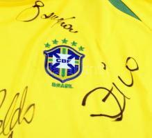 A Brazil labdarúgó-válogatott játékosai által aláírt mez, (legalább) 18 db különböző aláírással, köz...