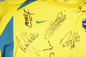 A Brazil labdarúgó-válogatott játékosai által aláírt mez, (legalább) 18 db különböző aláírással, köz...