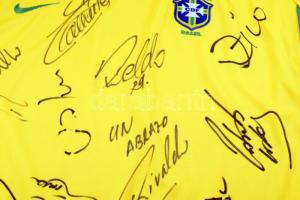 A Brazil labdarúgó-válogatott játékosai által aláírt mez, (legalább) 18 db különböző aláírással, köz...