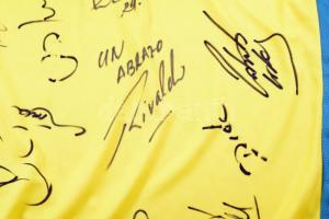 A Brazil labdarúgó-válogatott játékosai által aláírt mez, (legalább) 18 db különböző aláírással, köz...