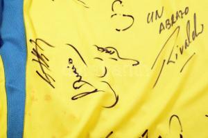 A Brazil labdarúgó-válogatott játékosai által aláírt mez, (legalább) 18 db különböző aláírással, köz...