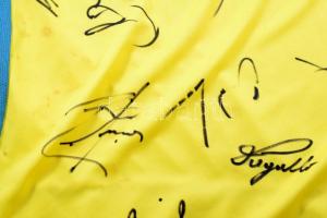 A Brazil labdarúgó-válogatott játékosai által aláírt mez, (legalább) 18 db különböző aláírással, köz...