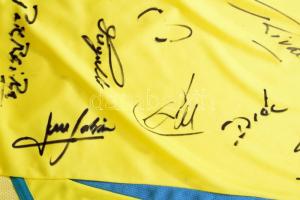 A Brazil labdarúgó-válogatott játékosai által aláírt mez, (legalább) 18 db különböző aláírással, köz...