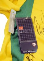 A Brazil labdarúgó-válogatott játékosai által aláírt mez, (legalább) 18 db különböző aláírással, köz...