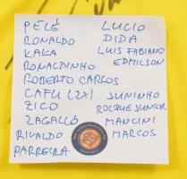 A Brazil labdarúgó-válogatott játékosai által aláírt mez, (legalább) 18 db különböző aláírással, köz...