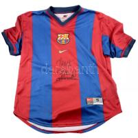 Az FC Barcelona labdarúgócsapat két játékosának aláírása a csapat mezén: Johan Cruijff (Cruyff) (1947-2016) holland labdarúgó, háromszoros aranylabdás (1971, 1973, 1974), illetve Hriszto Sztoicskov (1966- ) bolgár csatár, aranylabdás (1994) // FC Barcelona football jersey signed by two players: Johan Cruyff (1947-2016) Dutch footballer, three-time Ballon d'Or winner (1971, 1973, 1974), and Hristo Stoichkov (1966- ) Bulgarian footballer, Ballon d'Or winner (1994)