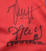 Az FC Barcelona labdarúgócsapat két játékosának aláírása a csapat mezén: Johan Cruijff (Cruyff) (194...