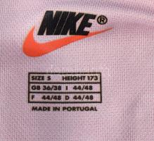 Az FC Barcelona labdarúgócsapat két játékosának aláírása a csapat mezén: Johan Cruijff (Cruyff) (194...