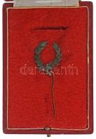 1950. "Kossuth-díj I. fokozata" aranyozott, zománcozott bronz kitüntetés, hátoldalán domború "KOSSUTH DIJ 1950" felirattal, nem saját tokban. Csak 186 adományozás! (22x25mm) T:XF,VF tű letört Hungary 1950. "Kossuth Prize, 1st Grade" gilt, enamelled bronze decoration, with embossed "KOSSUTH DIJ 1950" inscription on the backside, not in original case. Only 186 awards! (22x25mm) C:XF,VF pin broken NMK 525a