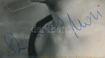 Szemes Mari (1932-1988) színművésznő aláírása az őt ábrázoló fotón