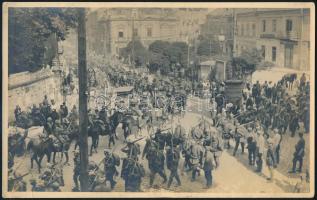 1915 Przemyśl városába bevonuló osztrák-magyar és német csapatok a város orosz kézről való visszafoglalása után 1915. júniusában, nagyméretű sajtófotó, a hátoldalon feliratozva, hidegpecséttel jelzett (Kilophot Wien), 16,5x26,5 cm // 1915 Austro-Hungarian and German troops entering Przemyśl after recapturing the city from the Russian forces in June 1915, large-size press photo, 16.5x26.5 cm