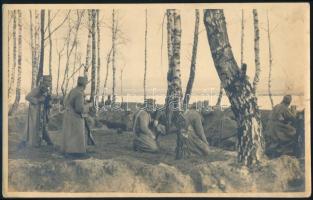 1915 Osztrák-magyar lőállások a Nida folyó mellett Lengyelországban, nagyméretű sajtófotó, a hátoldalon feliratozva, pecséttel jelzett, kisebb foltokkal, 17x26,5 cm // 1915 Austro-Hungarian firing positions at the Nida river in Poland, large-size press photo, with minor stains, 17x26.5 cm