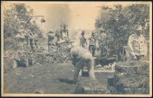 1915 Osztrák-magyar 30 és feles mozsár (Škoda 30.5 cm Mörser M. 11) elsütése, nagyméretű sajtófotó, a hátoldalon feliratozva, hidegpecséttel jelzett (Kilophot Wien), 17x26,5 cm // 1915 The firing of an Austro-Hungarian 305 mm siege howitzer (Škoda 30.5 cm Mörser M.11), large-size press photo, 16.5x26.5 cm