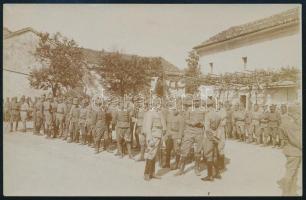 cca 1915 Osztrák-magyar katonák csoportképe ismeretlen helyszínen, fotólap, jelzés nélkül, 9x14 cm