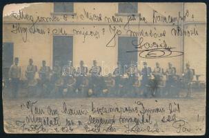 1905 Magyar katonai alakulat csoportképe, megírt fotólap, "Kápolna" bélyegzéssel, sarkán sérült, 9x14 cm