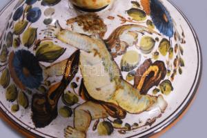 cca 19. sz. vége - 20. sz. eleje, Olasz ónmázas fedeles edény. Jelzés nélkül, fogója és szájánál res...