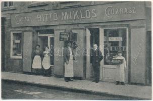 Pozsony, Pressburg, Bratislava; Bittó Miklós utóda Stürtzer Ágost cukrász üzlete, bejárat a tulajdonossal és személyzettel. Halászkapu utca 9. / confectionery and cake shop, entrance with the owner and the staff