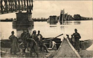 Serbischer Kriegsschauplatz. Gesprengte Brücke über die Save, die von Semlin nach Belgrad führte / WWI Austro-Hungarian K.u.K. military, destroyed Sava bridge. Phot. J. Perscheid (fa)