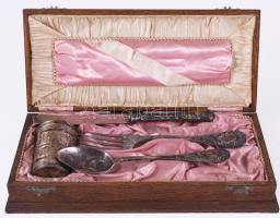 Ezüst (Ag) keresztelő készlet, jelzett, fa díszdobozban, nettó 143g + ezüst (Ag) nyelű kés