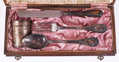 Ezüst (Ag) keresztelő készlet, jelzett, fa díszdobozban, nettó 143g + ezüst (Ag) nyelű kés