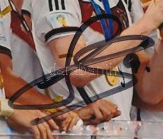 André Schürrle - Világbajnok futballcsillag aláírása André Schürrle neve örökre összeforrt a német futball aranykorával. Villámgyors szélsőként, technikás támadóként és csapatjátékosként olyan pillanatokat teremtett, amelyek beírták magukat a sporttörténelembe. Az aláírt fényképe nem csupán egy sportrelikvia ? ez egy világbajnoki döntő emléke, egy ikonikus gól előtti utolsó passz, amely milliók szívét dobogtatta meg. - Világbajnoki hős - A 2014-es FIFA-világbajnokság döntőjében ő adta a gólpasszt Mario Götzének, amellyel Németország megszerezte negyedik világbajnoki címét. - Nemzetközi klasszis - 57 válogatott mérkőzésen 22 gólt szerzett, és tagja volt a 2012-es Eb-elődöntős csapatnak is. - Premier League sztár - A Chelsea játékosaként meghatározó szerepet játszott a klub sikereiben, mielőtt a Wolfsburghoz igazolt, ahol DFB-Pokalt és Szuperkupát nyert. - Korai visszavonulás, új utak - 29 évesen, 2020-ban visszavonult a profi futballtól, hogy új kihívásokat keressen - döntése őszinteségével és bátorságával sokak tiszteletét kivívta.