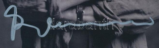 Benny Andersson, teljes nevén Göran Bror Benny Andersson, egy svéd zenész, dalszerző és producer, aki az ABBA együttes egyik alapítójaként vált világszerte ismertté. Andersson 1946. december 16-án született Stockholmban, és már fiatalon elkezdett zenélni. Hatéves korában kapta meg első hangszerét, egy harmonikát, majd később autodidakta módon tanult zongorázni. Az ABBA tagjaként olyan legendás slágereket írt és adott elő, mint:   Waterloo (1974) - Eurovíziós Dalfesztivál győztes dala  Dancing Queen (1976) - Az ABBA egyik legismertebb dala  Fernando (1976) - Világsiker  Knowing Me, Knowing You (1977) - Toplistás sláger  The Winner Takes It All (1980) - Érzelmes ballada  Az ABBA feloszlása után Andersson sikeres zeneszerzői és produceri karriert épített, és olyan musicaleket alkotott, mint:    Chess (1984) - Björn Ulvaeus és Tim Rice közreműködésével  Kristina fr?n Duvem?la (1995) - Svéd musical  Mamma Mia! (1999) - ABBA-slágerekből készült világhírű musical  Andersson nemcsak a popzenében, hanem a népzenében is aktív maradt, és saját zenekarával, a Benny Anderssons Orkesterrel több sikeres albumot adott ki.