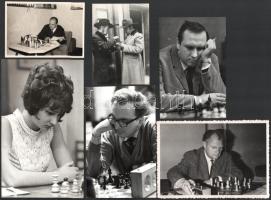 cca 1968 Magyar és német sakkozókat ábrázoló fotók, 3-3 db fotó, (összesen 6 db), a magyar fotókon Lengyel Levente (1933-2014) Maróczy-díjas nemzetközi sakknagymester, sakkolimpiai ezüst és bronzérmes, Európa-bajnoki és magyar bajnoki ezüstérmes, mesteredző, Bokor István és egy ismeretlen hölgy sakkozó, valamint azonosításra váró német sakkozók (Erich Böhme?), a német sakkozók fotója, a hátoldalon Dr. Gelenczei Emil (1895-1980) sakkszakíró, jogász részére szóló ajándékozási sorokkal, 18x10 cm és 7x10 cm közötti méretben.