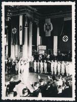 1936 Berlini olimpia olasz-magyar férfi vívó mérkőzés, feltehetőleg a férfi kard csapat döntőjének fotója, melyben azóta legendássá vált magyar csapat győzött (Kovács Pál, Berczelly Tibor, Rajczy Imre, Gerevich Aladár, Kabos Endre, Rajcsányi László), 10x7 cm / 1936 Berlin Olimpics, Italian - Hungarian fencing teams match, probably it was the sabre final match, where the Hungarian team won (Pál Kovács, Tibor Berczelly, Imre Rajczy, Aladár Gerevich, Endre Kabos, László Rajcsányi), 10x7 cm