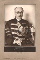[Aprónyomtatvány] Gróf Teleki Pál miniszterelnök emléklapja. Politikai aprónyomtatvány. (1941). Budapest, 1941. Nemzetpolitikai Szolgálat - Athenaeum ny. Egyetlen lap, mérete: 220x150 mm. Politikai aprónyomtatványunkon gróf Teleki Pál (1879-1941) volt magyar királyi miniszterelnök portréja. Jó állapotú lap. Ritka.