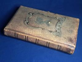 [Fotóalbum] Lám Frigyes dobsinai magyar királyi postamester úr tágabb felvidéki családjának fotóalbuma. A keményhátú családi vizitkártyákon és fotókon Divald Károly eperjesi és más késmárki, rozsnyói, egri, budai, pesti és budapesti fényképészek felvétele (1875-1905 között). Készült Dobsinán és környékén, 1875-1905 között. Mappába kötött 14 kétoldalas táblán összesen 58 családi fotó. A kis méretű vizitkártyák, fotók mérete 95x65 mm körüli, a nagy méretűeké 200x120 mm körüli. A XIX. századi utolsó negyedétől a századfordulós évekig készült családi fotóalbumunk felvételein a klasszikus műtermi fotográfia kompozícióit láthatjuk: ünnepi öltözetet, öltönyt, sőt nemegyszer díszmagyart, kardot öltött családfők, századvégi klasszikus, zárt kosztümökbe öltözött családanyák, fiatalasszonyok, jelmezbe öltözött gyermekek portréit: Lám Frigyes dobsinai királyi postamester kiterjedt családjának tagjait. A felvételek jelentős része felvidéki műtermekben készült, a vizitkártyák és felvételek hátoldalán elhelyezett műtermi feliratozások alapján elmondhatjuk, hogy a gömöri család leggyakrabban késmárki, eperjesi, rozsnyói műtermekben készíttette felvételeit. Gyűjteményünk jelzett fotográfusai: Divald Károly (Eperjes) [4], Kiss István (Késmárk) [4], Czéhula Ferenc (Késmárk) [2], Nováky (Késmárk) [1], Vogel D. (Rozsnyó) [1], S. Czerwinski (Rozsnyó) [1], A. Hübner (Krakkó) [2], Dunky fivérek (Sátoraljaújhely) [1], Rónai (Eger) [1], Heller József (Buda) (1), Borsos József (Pest) [5], Kozmata Ferenc (Budapest) [3], Strelisky (Budapest) [4], Borzensky (Újpest) [1], Rosa-Jenik Dörfler (Bécs) [1]. A dobsinai postamesteri család tagjainak későbbi szétszéledésére utalnak távolabbi műteremnevek: Daróczi Imre (Hajdúnánás) [1], Németh József (Csorna) [1], Géruzet Fréres (Brüsszel) [1], S. A. Thomas (New York) [1]. Albumunk műtermi vizitkártyáitól látványosan elkülönülnek a ritkább túrafelvételek: a Tátra-vidéki kirándulások fotóin a szereplők mértékletes magatartást tanúsítanak a késői XIX. század kirándulási fényképkonvenciói szerint. Éles kontúrú, jó állapotú vintázs felvételeink egy részén halvány foltosság, fotóalbumunk oldalain halvány foltosság, illetve kisebb sérülések. Az első előzéken régi családi bejegyzés. Keménytáblás, vaknyomásos, dombornyomásos, enyhén sérült, kissé kopott korabeli bőrkötésben, oldalt kötetzáró kapoccsal, aranyozott festésű lapszélekkel. Jó példány.