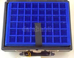 Műbőr éremgyűjtő bőrönd kulcsokkal, 8db éremtartó tálcával, összesen 192 férőhellyel (1db 8x6, 3db 4x6, 3db 4x5 és 1db 3x4-es tálcával). A tálcák és a bőrönd használt, de nagyon jó állapotban