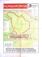 [Térkép] A Hungaroring Forma-1-es versenypálya színes térképe [az 1989. évi átépítés előtt]. Tervezte és rajzolta Lévai József ezredes. Mértéke: 1:5,000. (1988). Budapest, 1988. Forma-1 Gazdasági Társaság - Magyar Néphadsereg Tóth Ágoston Térképészeti Intézete. Színes térkép, mérete: 270x255 mm egy 420x320 mm méretű térképlapon. A Forma-1-es autóversenyek itthoni megrendezésének ötlete először 1983-ban merült fel. Több helyszín közül előbb a városligeti és népligeti, végül a nadapi pálya ötletét rostálták ki, a választás így esett Mogyoródra. Az 1985 szeptemberében aláírt szerződés után októberben indult a kivitelezés, ami rekordidő alatt, 8 hónap alatt be is fejeződött. Az első Forma-1-es versenyt 1986. augusztus 10-én rendezték meg. Színes térképünkön a Hungaroring eredeti nyomvonala, eredeti tribün-elosztása, illetve kisegítő építményei szemlélhetőek meg. Valamennyi tribünhöz, illetve álló szektorhoz külön büfé, mosdók és telefonközpont tartozott, a sajtóközpont, a helikopter-leszálló értelemszerűen a célegyenesben berendezett fő tribünhöz kapcsolódott. Lapunkon felül a Forma-1 Gazdasági Társaság emblémája, alul az állami Volán Tefu fuvarozó vállalat hirdetése. Jó állapotú térkép, hajtogatva.